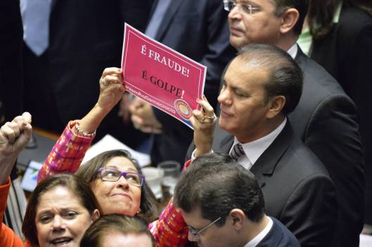 Brasil_congresso_senadora_protesta